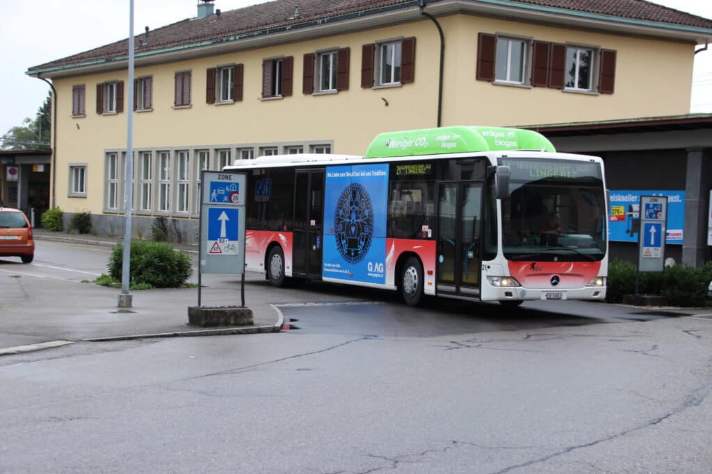 Eingangssituation mit Busverkehr