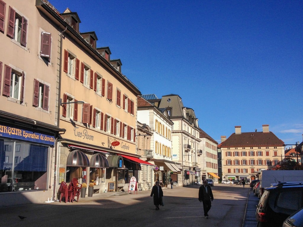 Les terrasses peuvent réinvestir la place. Source: Mobilité piétonne Suisse, 2014